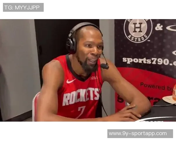 杜兰特场边轻松愉快与火箭助教艾维畅谈免战牌背后心态揭秘